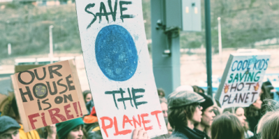 corteo di giovani che protestano contro cambiamento climatico